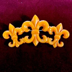 Vintage Bakelite fleur-de-lis brooch